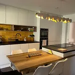 Ev Friendly & Stylish Sleeps 7 * ダンモア・イースト