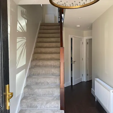 Vakantiehuis Ev Friendly & Stylish Sleeps 7